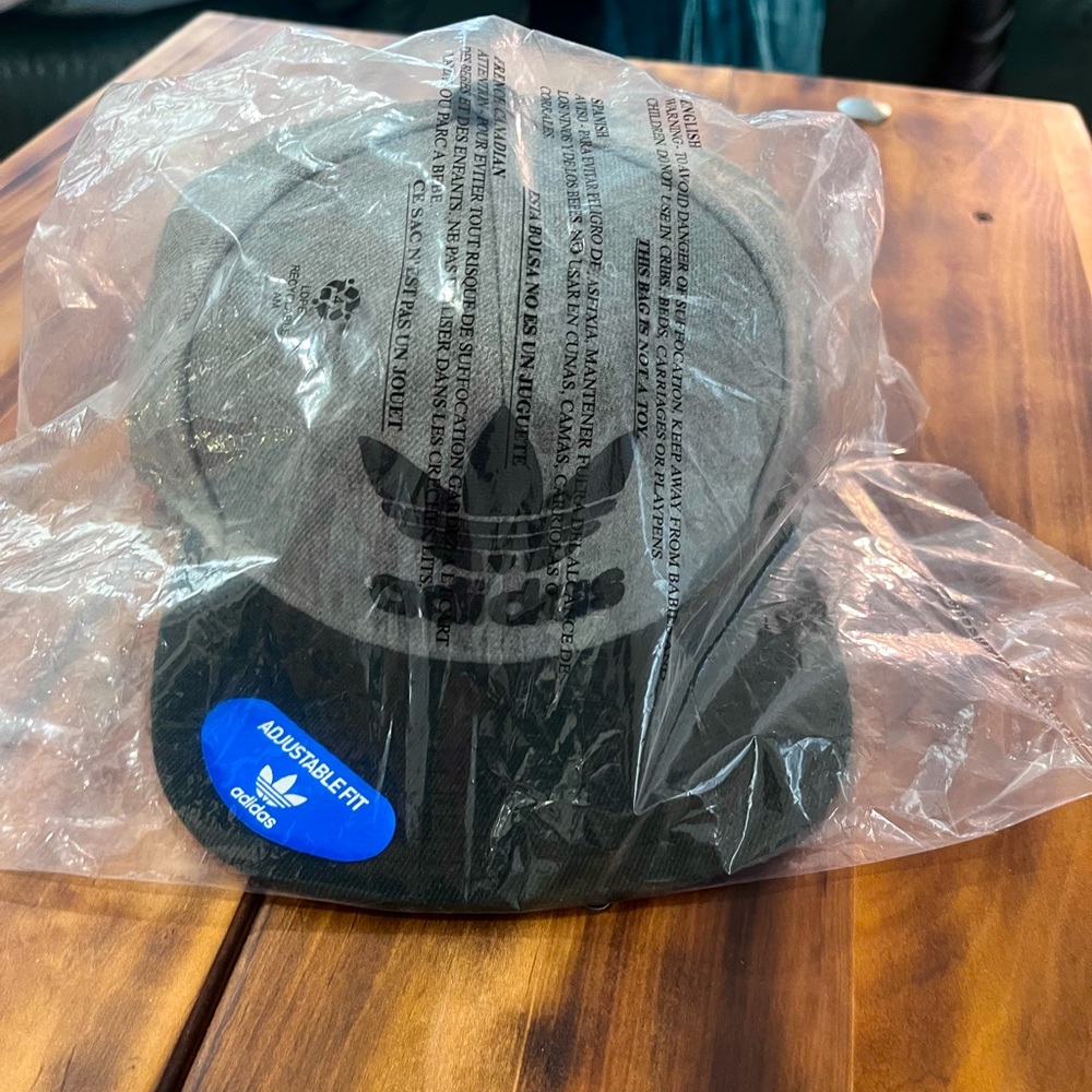 New Adidas Trefoil SnapBack grey and black flat brim!